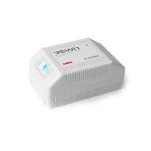 1681829735_951 Viltrox BP V99 6700mAh V-Mount -akku on valkoinen ammattikäyttöön tarkoitettu kamera-akku, jossa on sivussa digitaalinen näyttö lataustietoja varten, tuuletetut sivut ja tuoteseloste päällä.