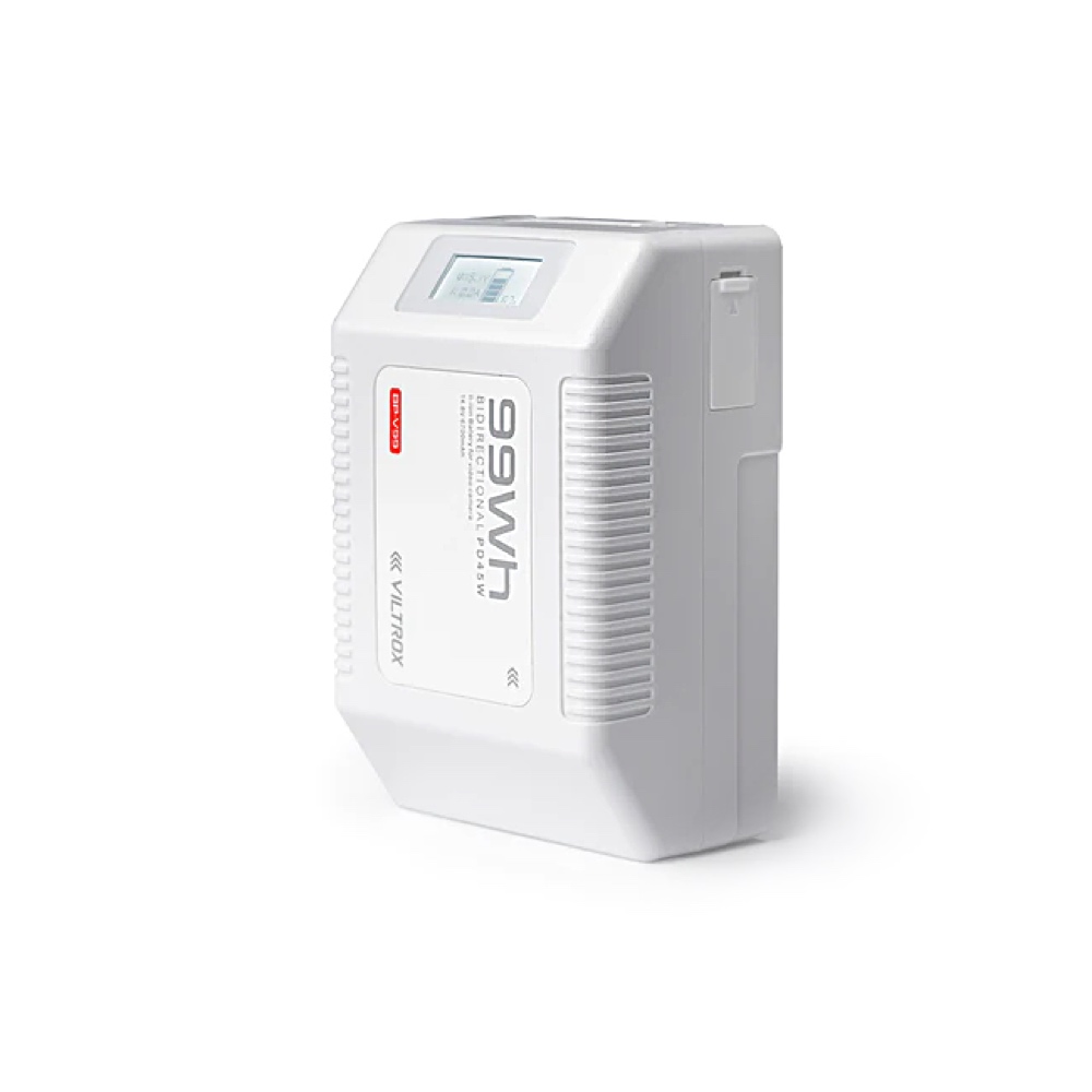 1681829737_366 Viltrox BP V99 6700mAh V-Mount -akku on valkoinen, suorakaiteen muotoinen ladattava akku, jossa on pieni digitaalinen näyttö yläosassa, harjanteet sivuilla ja merkitty teksti, jossa näkyy akun kapasiteetti ja tuotenimi valkoista taustaa vasten kuvattuna.