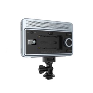 1686222263_751 Viltrox Sprite 15B Bi Color LED -videovalaisinpaneelissa on takaa katsottuna ohjauspainikkeet, on/off-kytkin, digitaalinen näyttö ja pohjaan kiinnitettävä kiinnike.