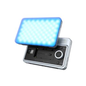 1686224089_024 Viltrox Sprite 15C RGB on kompakti LED-videovalaisin, joka hohtaa sinistä valoa. Etu- ja takanäkymässä näkyvät ohjauspainikkeet, digitaalinen näyttö ja takana oleva lokero paristoa tai SD-korttia varten.