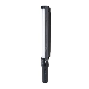 1686232562_681 Viltrox H18 Bi LED RGB Light Stick on käsikäyttöinen valosauva, jossa on pitkä, kapea valkoinen paneeli ja musta kahva, ihanteellinen kannettavaan valaistukseen tai valokuvaukseen.