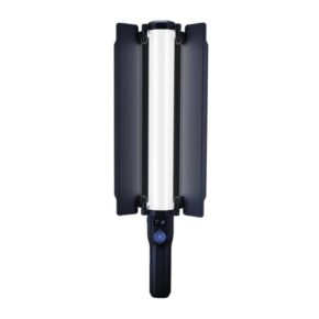 1686232562_869 Viltrox H18 Bi LED RGB Light Stick on lieriömäinen studiovalo, jossa on mustat säädettävät lato-ovet kummallakin puolella ja joka on kiinnitetty mustaan kahvaan - ihanteellinen valokuvaukseen ja videotuotantoon.