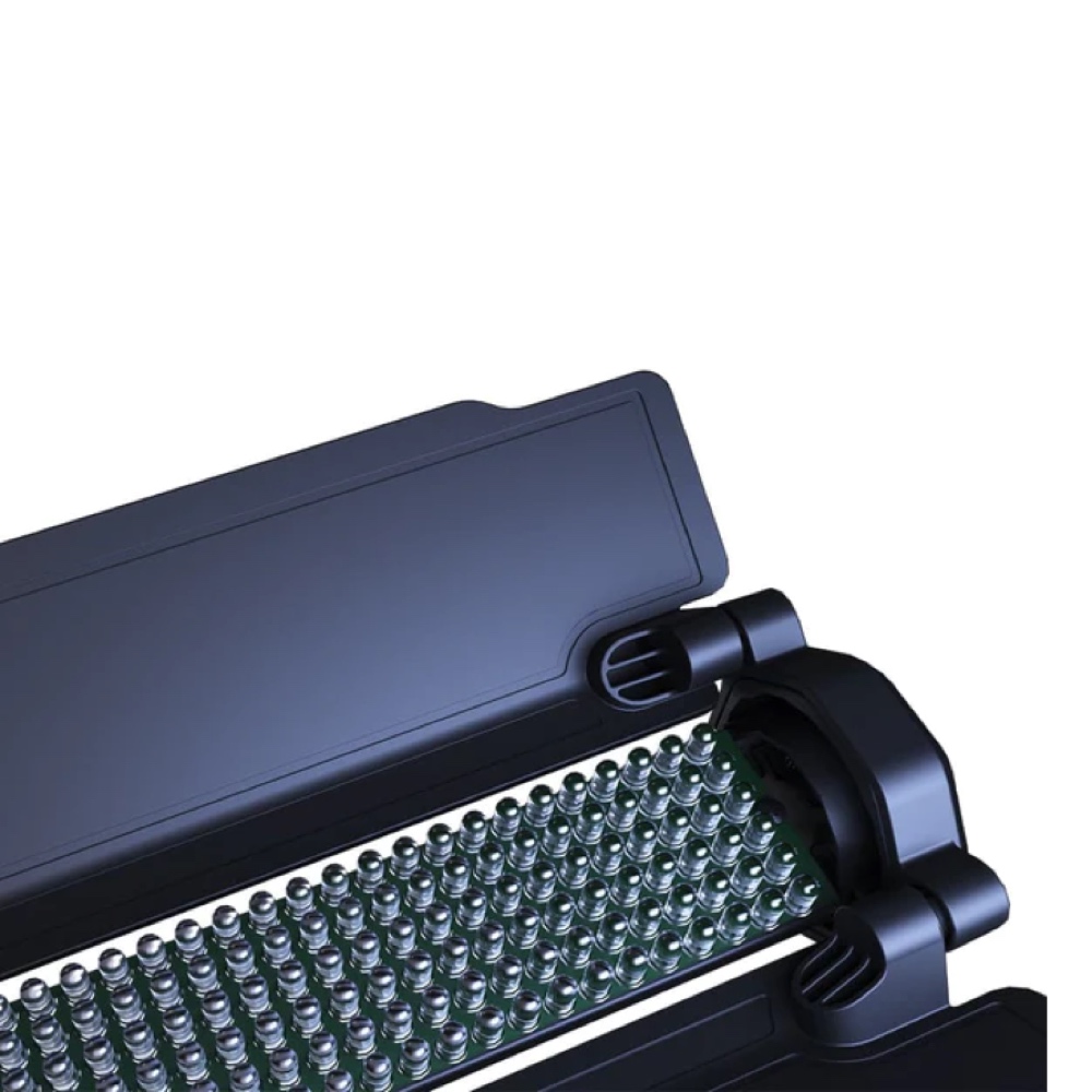 1686232563_865 Lähikuva Viltrox H18 Bi LED RGB -valotikusta, jossa on musta elektroninen komponentti, jossa on useita pieniä metallisia koskettimia, jotka on sijoitettu riveihin ja osittain suojakotelon sisään, valkoista taustaa vasten.
