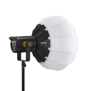 1692342048_221 Godox CS50D Lantern Softbox 50cm, jossa on valkoinen pyöreä diffuusori, on asennettu mustalle jalustalle, ja Godoxin tuotemerkki näkyy etupuolella.