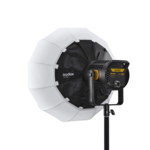 1692342049_327 Godox CS50D Lantern Softbox 50cm -studiovalo on asennettu jalustalle, ja siinä on suuri pyöreä valkoinen softbox, jossa on mustat korostukset ja kelta-musta ohjauspaneeli takana.