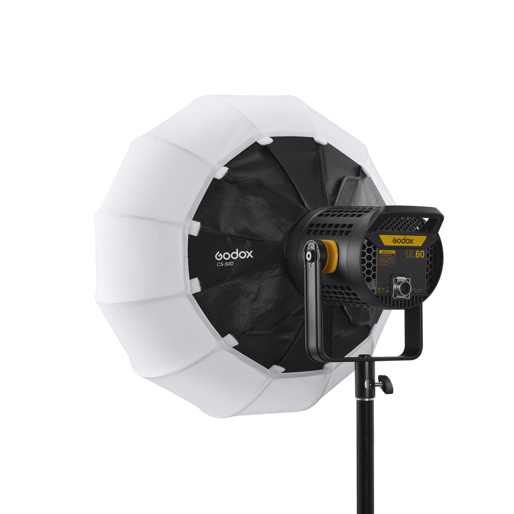 1692342049_327 Godox CS50D Lantern Softbox 50cm -studiovalo on asennettu jalustalle, ja siinä on suuri pyöreä valkoinen softbox, jossa on mustat korostukset ja kelta-musta ohjauspaneeli takana.