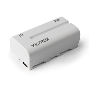 Valkoisessa Viltrox NP-F550 -kameran akussa on USB-C-portti, musta painettu logo ja kaksi nuolisymbolia valkoisella pohjalla.