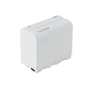 1692946495_086 Viltrox NP-F970 -akku USB-C:llä näkyy pystyasennossa valkoisella pohjalla.
