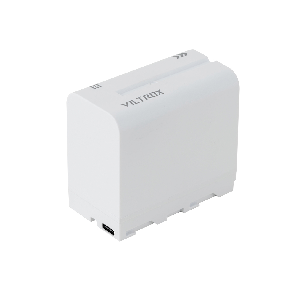 1692946495_086 Viltrox NP-F970 -akku USB-C:llä näkyy pystyasennossa valkoisella pohjalla.