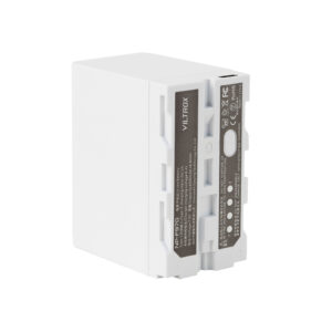 1692946554_582 USB-C:llä varustettu Viltrox NP-F970 -akku, jossa on valkoinen muotoilu ja harmaa merkintä, näkyy pystyssä valkoisella pohjalla.