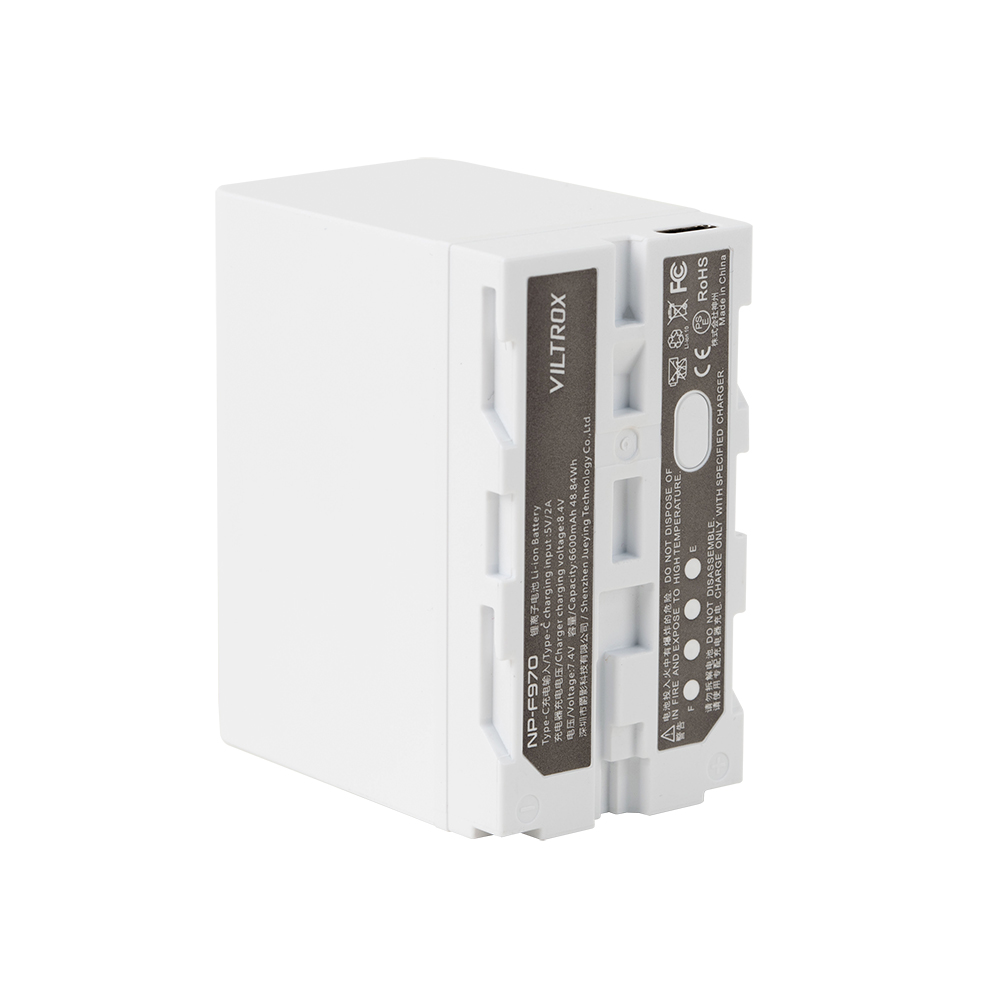 1692946554_582 USB-C:llä varustettu Viltrox NP-F970 -akku, jossa on valkoinen muotoilu ja harmaa merkintä, näkyy pystyssä valkoisella pohjalla.