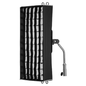 1701779887_864 Godox Softbox TP2R 0.6M:lle, jossa on musta eturistikko, asennettu metallikannattimeen ja -varteen, eristetty valkoiselle taustalle. Ihanteellinen ammattimaiseen valokuvaukseen tai videokuvaukseen valaistukseen.