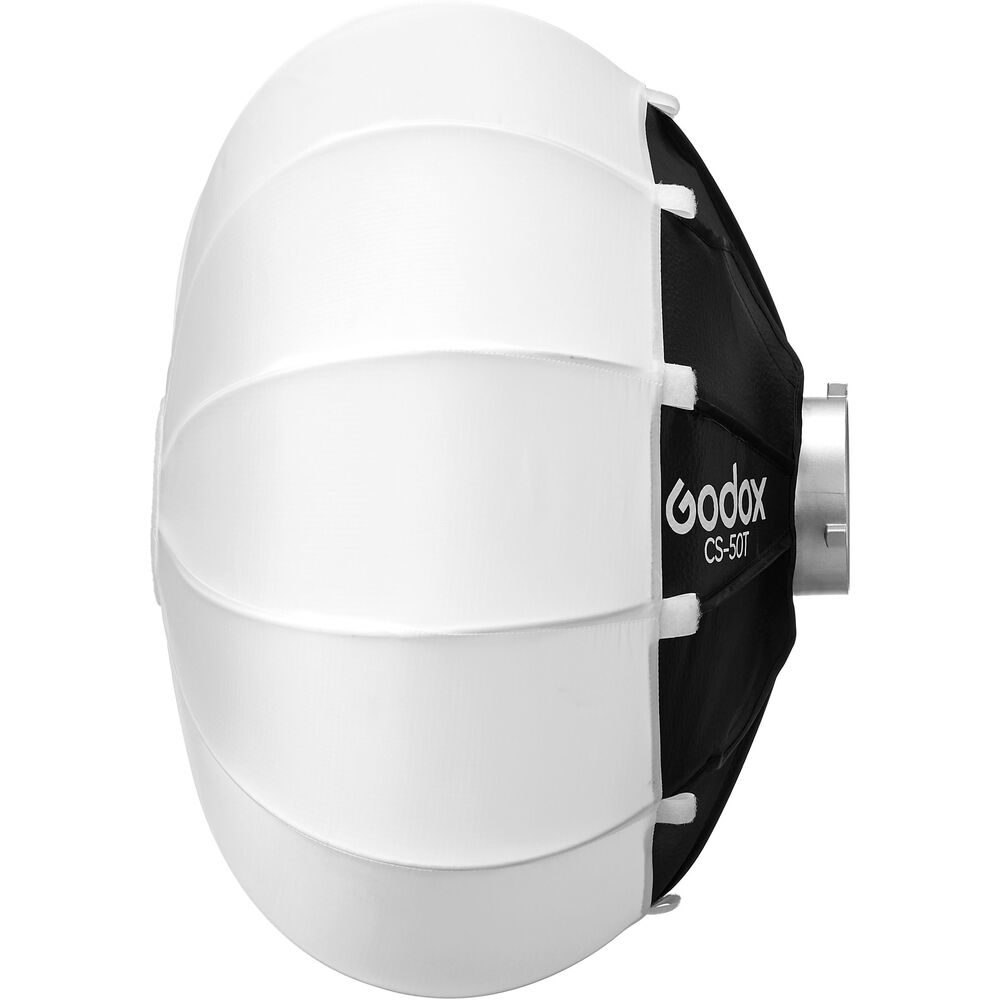 1701861062_980 Sivunäkymä Godox Lantern Softbox for Livestreaming CS-50T:stä näyttää sen valkoisen, kupolimaisen muotoilun, jossa on mustat aksentit ja tuotemerkki, ihanteellinen valon hajottamiseen valokuvauksessa, videokuvauksessa ja livestreaming-asetelmissa.