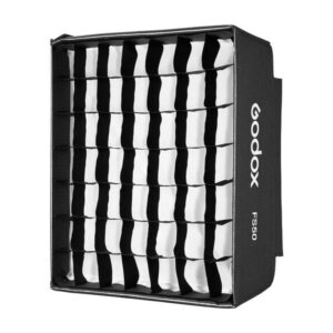 1702653110_001 Musta, neliönmuotoinen Godox Grid Softbox FH50:lle, jossa on studiovalaistukseen suunniteltu rasterikuvio, näkyy kuvakulmasta. Godoxin logo ja tuotenimi näkyvät sivulla.