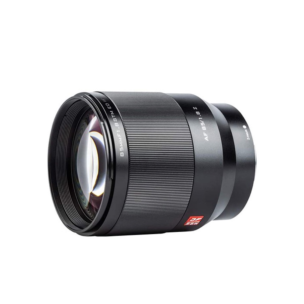 Viltrox AF 85mm f/1.8 II - Nikon Z + URTH Kit (UV Plus+) -objektiivi näkyy vinossa valkoisella taustalla, ja sen musta runko, uurrettu tarkennusrengas ja valkoinen sivuteksti, jossa näkyvät tekniset tiedot.