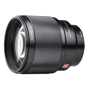 1703850195_566 Musta Viltrox AF 85mm f/1.8 II -objektiivi Fuji X -järjestelmään valkoisella pohjalla, jossa on kuvioitu tarkennusrengas ja valkoiset "85mm F1.8 STM ED IF" ja "AF 85/1.8" -merkinnät; etulasi on näkyvissä. Sisältää URTH-sarjan (UV Plus+).