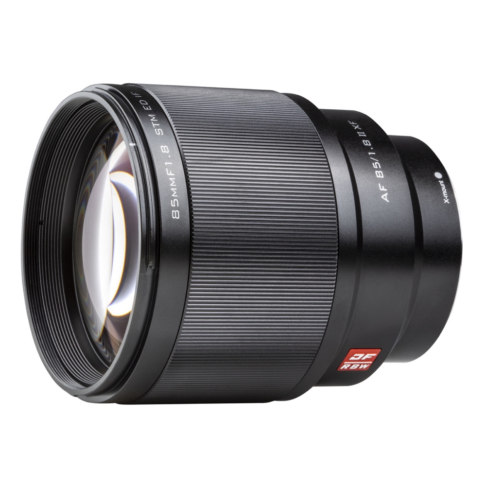 1703850195_566 Musta Viltrox AF 85mm f/1.8 II -objektiivi Fuji X -järjestelmään valkoisella pohjalla, jossa on kuvioitu tarkennusrengas ja valkoiset "85mm F1.8 STM ED IF" ja "AF 85/1.8" -merkinnät; etulasi on näkyvissä. Sisältää URTH-sarjan (UV Plus+).