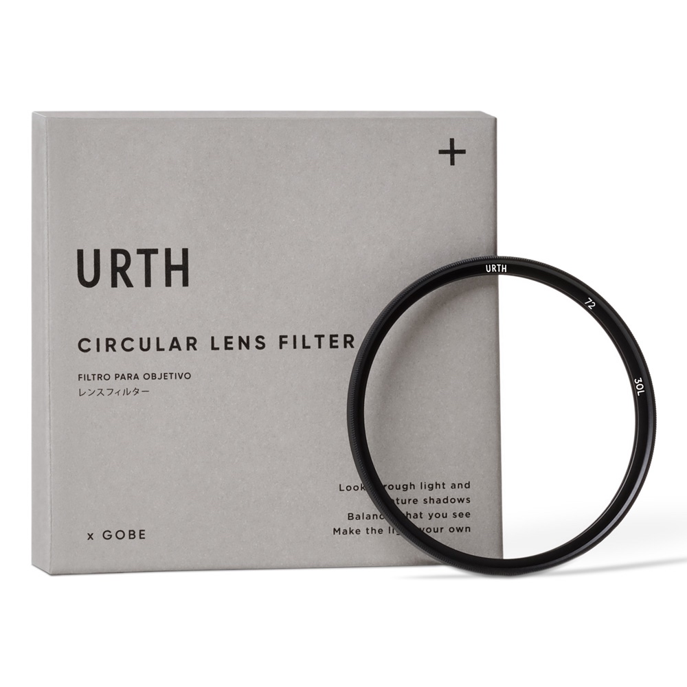 1703850197_431 Musta pyöreä linssisuodatin nojaa minimalistiseen harmaaseen laatikkoon, jossa lukee "Viltrox AF 85mm f/1.8 II - Fuji X + URTH Kit (UV Plus+)" ja jossa on englannin-, espanjan- ja japaninkielinen teksti.