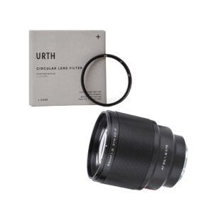 1703853017_870 Kuvassa valkoisella taustalla on Viltrox AF 85mm f/1.8 II - Sony E -objektiivi, pyöreä UV Plus+ -suodatin ja harmaa URTH KIT -laatikko.