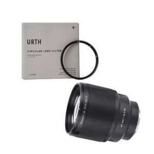 1703853017_870 Kuvassa valkoisella taustalla on Viltrox AF 85mm f/1.8 II - Sony E -objektiivi, pyöreä UV Plus+ -suodatin ja harmaa URTH KIT -laatikko.