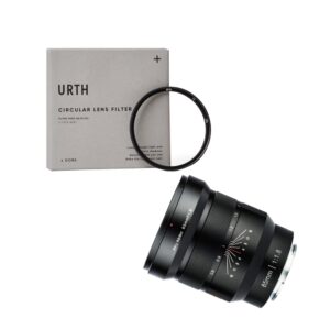 1703854915_958 Viltrox MF 85mm f/1.8 PFU RBMH -objektiivi Sonylle ja URTH UV Plus+ -suodatin (harmaassa pakkauksessa) näkyvät valkoisella pohjalla, ja objektiivissa on aukon ja tarkennuksen merkinnät.
