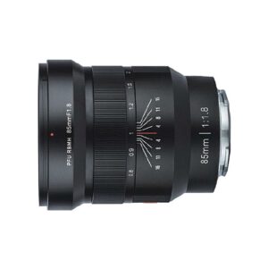 1703854928_517 Viltrox MF 85mm f/1.8 PFU RBMH - Sony + URTH KIT (UV Plus+) -objektiivi on esillä kyljellään, ja siinä korostuvat tarkennus- ja aukkomerkinnät, kuvioitu tarkennusrengas ja hopeinen objektiivikiinnike.