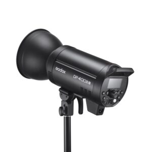 1704795690_984 Musta Godox DP400III-V -studiostroboskooppivalaisin on asennettu valotelineeseen, ja sen ohjauspaneeli, säätönupit ja digitaalinen näyttö näkyvät valkoista taustaa vasten.