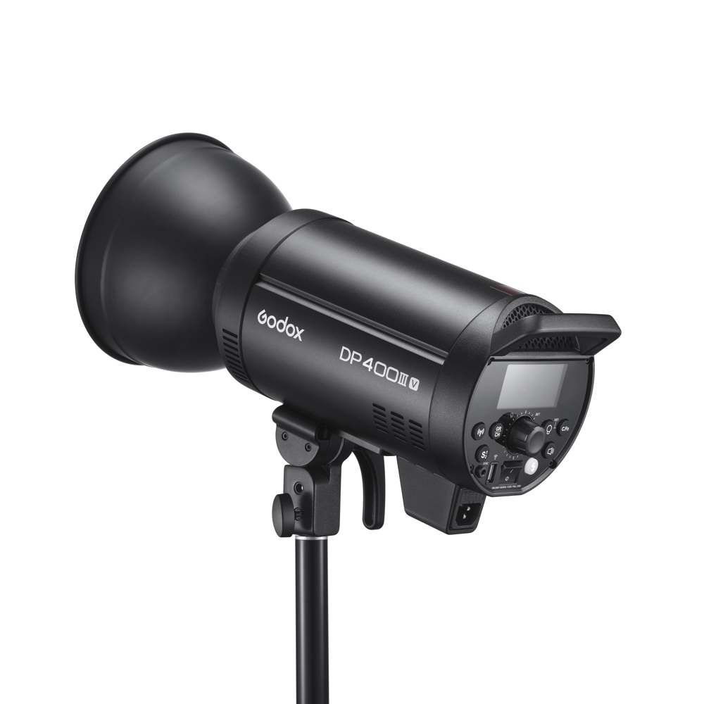 1704795690_984 Musta Godox DP400III-V -studiostroboskooppivalaisin on asennettu valotelineeseen, ja sen ohjauspaneeli, säätönupit ja digitaalinen näyttö näkyvät valkoista taustaa vasten.