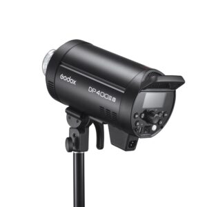 1704795691_768 Musta Godox DP400III-V -studiostroboskooppivalaisin on asennettu jalustalle, ja sen sivussa on ohjauspaneeli, näyttö, painikkeet ja Godoxin logo.