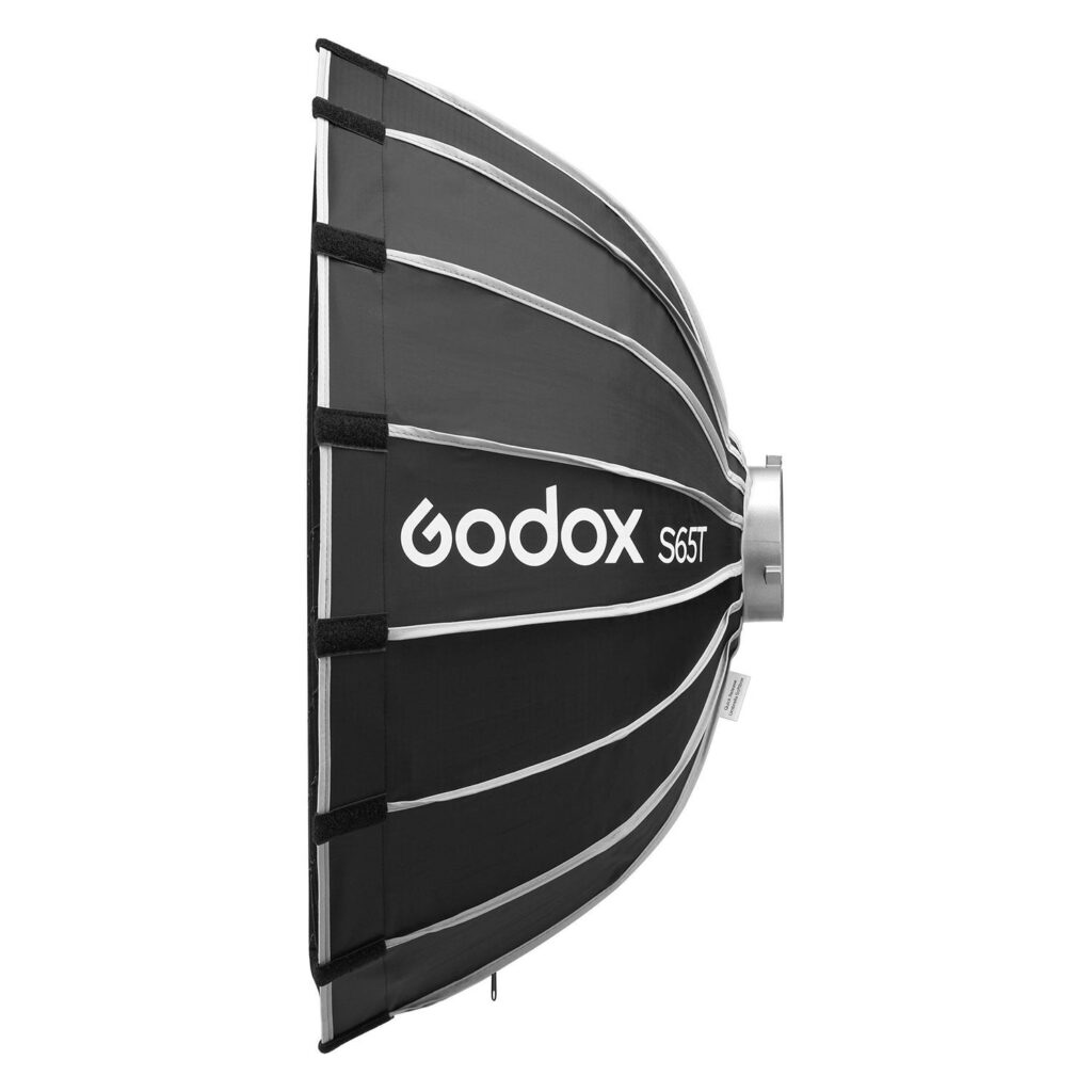 1705321653_403 Sivukuva mustasta Godox Multifunctional Softbox S65T:stä, jossa on hopeiset kylkiluut ja hopeinen kiinnitysrengas, ja jossa on tuotemerkki ja malli valkoisin kirjaimin.