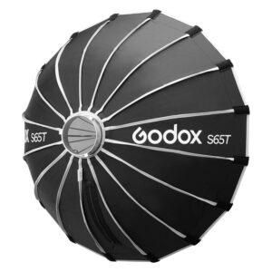1705321656_471 Musta, pyöreä Godox Multifunctional Softbox S65T valokuvauksen valaistukseen on esitetty sivulta, ja siinä on näkyvät hopeiset tukitangot ja kankaaseen painettu Godoxin logo.