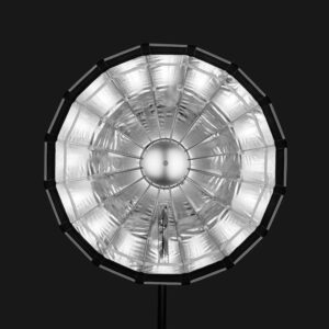 1705321667_332 Godox Multifunctional Softbox S65T, suuri pyöreä studiovalaisin, jossa on hopeanvärinen heijastava sisäpinta ja säteittäiset tukikylkiluut, on kuvattu pää edellä mustaa taustaa vasten.