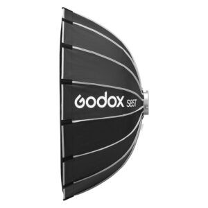 1705321823_296 Godox Multifunctional Softbox S85T:n sivukuvassa sen nimi ja malli näkyvät valkoisina kaarevassa mustassa pinnassa, ja metallinen kiinnitysrengas näkyy oikealla.