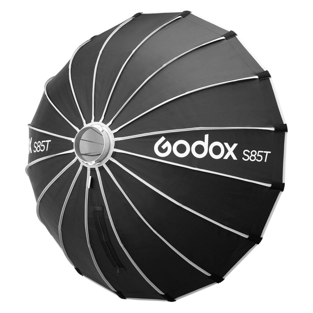 1705321827_367 Godox Multifunctional Softbox S85T on musta softbox, jossa on hopeanväriset kylkiluut ja keskimmäinen kiinnitysreikä, joka on suunniteltu studiovalaistukseen ja valokuvaukseen.