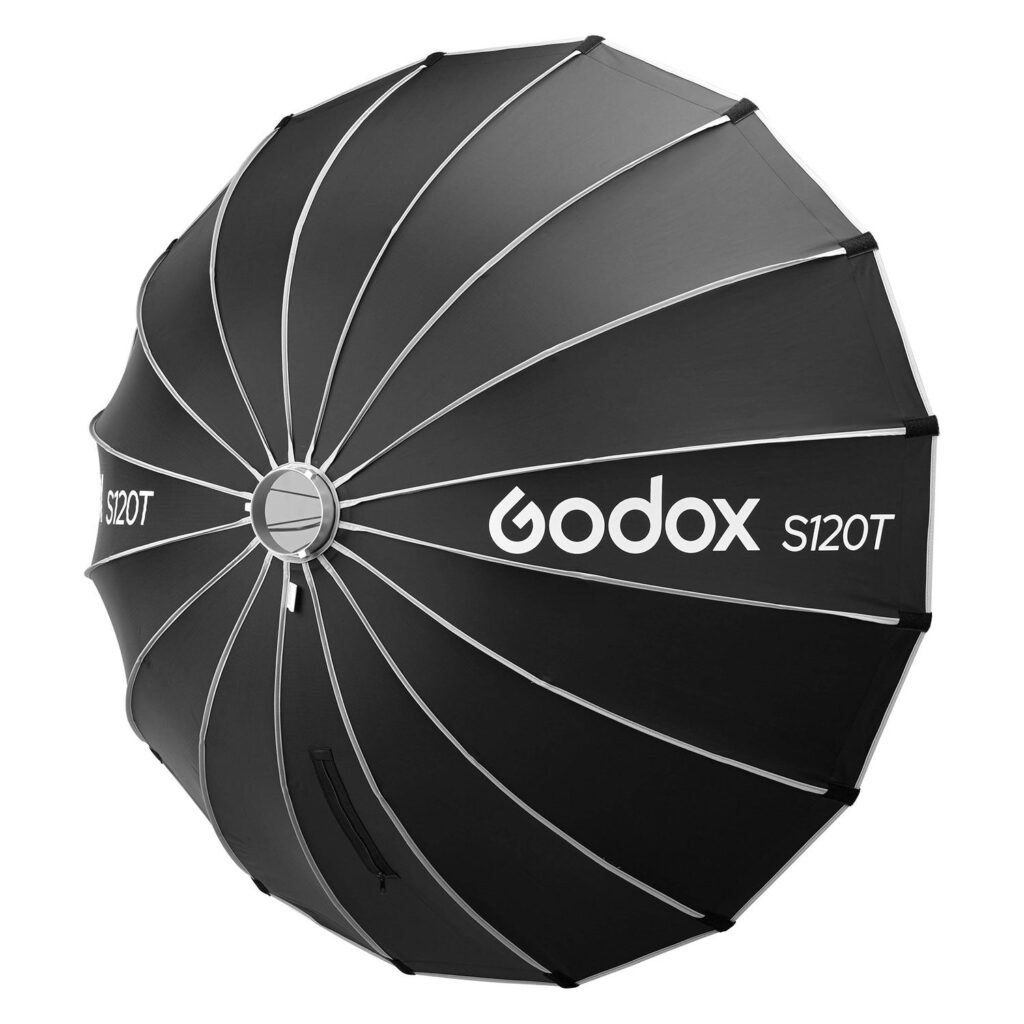 1705321953_831 Godox Multifunctional Softbox S120T, suuri musta sateenvarjo-softbox, jossa on hopeiset tukikylkiluut valokuvausvalaistukseen, on täysin avattu, ja sen tuotenimi ja mallinumero näkyvät ulkoapäin.