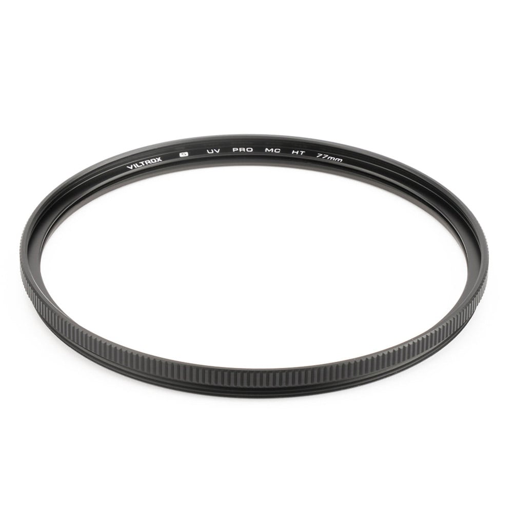 1707312860_850 Musta pyöreä Viltrox Ultra Slim MC UV / Protection Filter 58mm -suojasuodin, jossa on harjattu reuna, näkyy ylhäältä alaspäin kulmattuna valkoista taustaa vasten.