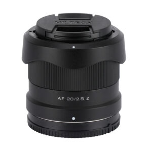 1707405388_128 Musta Viltrox AF 20mm f/2.8 -objektiivi, Nikon Z -objektiivi, jossa on objektiivin suojus, näkyy valkoista taustaa vasten.