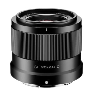 1707405389_814 Viltrox AF 20mm f/2.8 -objektiivi (Nikon Z), jonka etupuolella on musta kuvioitu tarkennusrengas ja valkoinen "AF 20/2.8 Z"-teksti valkoista taustaa vasten.