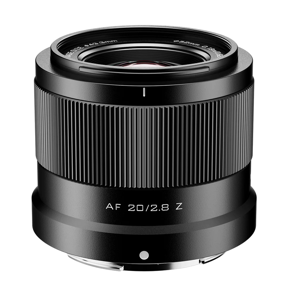 1707405389_814 Viltrox AF 20mm f/2.8 -objektiivi (Nikon Z), jonka etupuolella on musta kuvioitu tarkennusrengas ja valkoinen "AF 20/2.8 Z"-teksti valkoista taustaa vasten.
