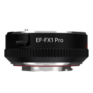 1707466172_614 Lähikuva Viltrox EF-FX1 PRO Autofocus Adapterista, jossa on musta kuvioitu kahva ja metalliset reunat, ja jossa on etiketti näkyvissä valkoista taustaa vasten.