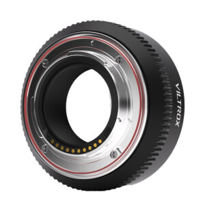 1707466181_106 Viltrox EF - FX1 PRO -autofokussovitin, jossa on elektroniset koskettimet, metallinen bajonetti ja musta kuvioitu ulkokuori, näkyy valkoisella pohjalla.