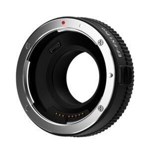1707466182_207 Lähikuva Viltrox EF - FX1 PRO Autofocus Adapterista, jossa on metalliset kiinnikkeet, elektroniset koskettimet ja kuvioitu musta kahva valkoista taustaa vasten.