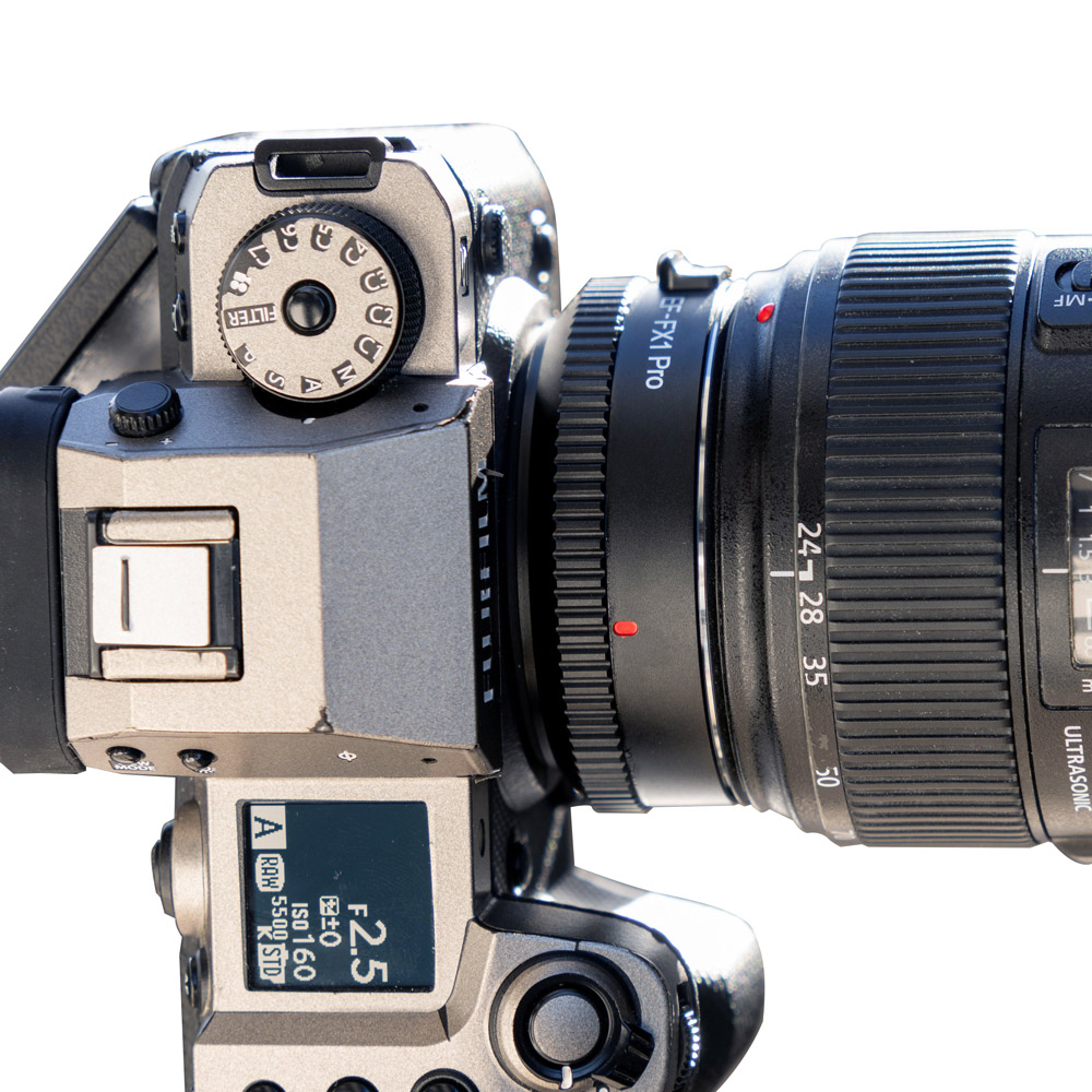 1707466182_416 Lähikuva digitaalikamerasta, jossa on Viltrox EF - FX1 PRO Autofocus Adapter, jossa näkyvät säätimet, painikkeet ja osa objektiivin tynnyristä, jossa on näkyvissä polttovälin merkinnät.