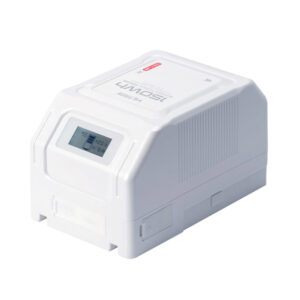 1707467296_084 Viltrox BP V150 10050mAh V-Mount -akku on valkoinen, suorakulmainen pakkaus, jossa on uritetut sivut, pieni digitaalinen näyttö, joka näyttää lataustiedot etupuolella, ja siisti, kompakti muotoilu. Näytössä on merkintä 150Wh.