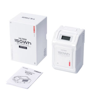 1707467297_011 Valkoinen Viltrox BP V150 10050mAh V-Mount -akku, jossa on näyttöruutu, näkyy pakkauslaatikon ja käyttöohjeen ohella valkoisella pohjalla.