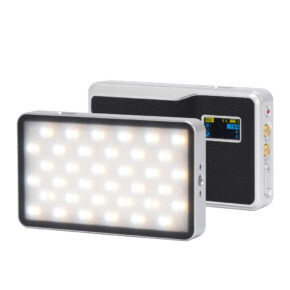 1707474699_785 Kaksi Viltrox Retro 08X RGB Pocket LED -valaisinta - yksi kirkkailla LED-valoilla eteenpäin, toisessa pieni näyttö ja sivussa olevat ohjauspainikkeet.