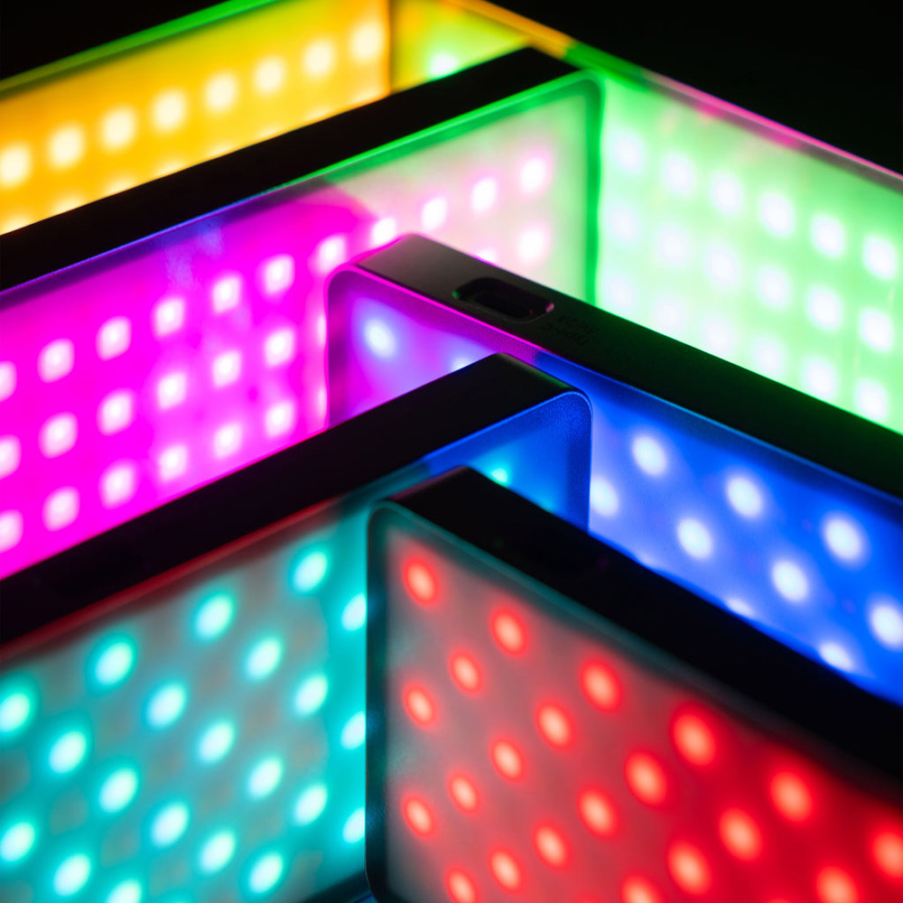 1707474712_125 Viltrox Retro 08X RGB Pocket LED-valo näyttää elinvoimaisia punaisia, sinisiä, vihreitä, keltaisia ja vaaleanpunaisia kuvioita geometrisissa riveissä tummaa taustaa vasten.