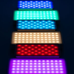 1707474712_252 Viisi Viltrox Retro 08X RGB Pocket LED -valoa on pinottu pystysuoraan, ja jokainen hehkuu ainutlaatuista väriä - sinistä, vihreää, keltaista, punaista ja violettia ylhäältä alaspäin - ja jokaisessa paneelissa on kirkkaiden pisteiden ruudukko.