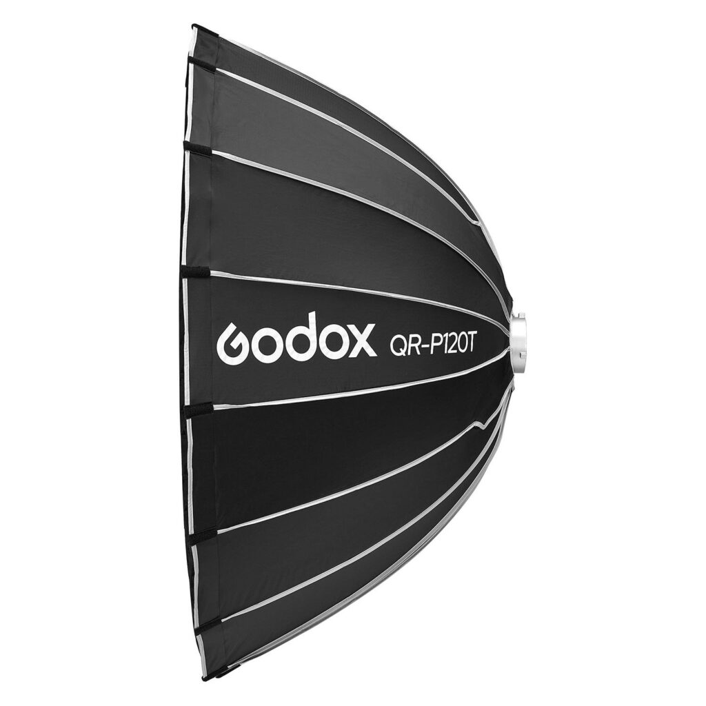 1709019732_012 Sivukuva Godox Quick Release Parabolic Softbox for livestreaming QR-P120T:stä, musta ja hopea, valkoiset tukitangot ja hopeinen kiinnitysrengas. Godoxin logo ja mallinimi näkyvät softboxin pinnassa.