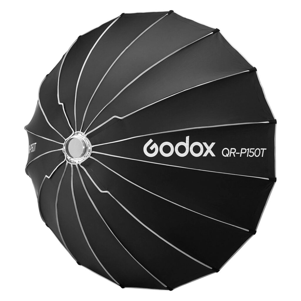1709019870_762 Musta Godoxin Quick Release Parabolic Softbox livestriimaukseen, malli QR-P150T, jossa on hopeanväriset sisäkylkilinjat ja pyöreä keskiaukko. Softboxissa näkyy tuotemerkki ja malli valkoisin kirjaimin.